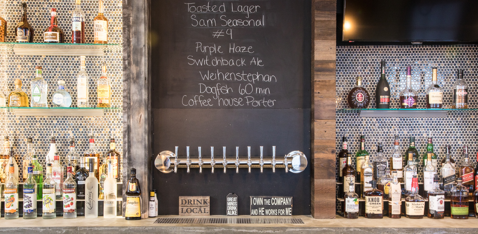 Modern Bar and Restaurant Interior Design, bar with chalkboard